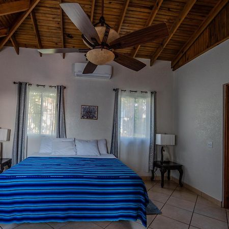 Seaside Inn Roatan Уест Бей Екстериор снимка
