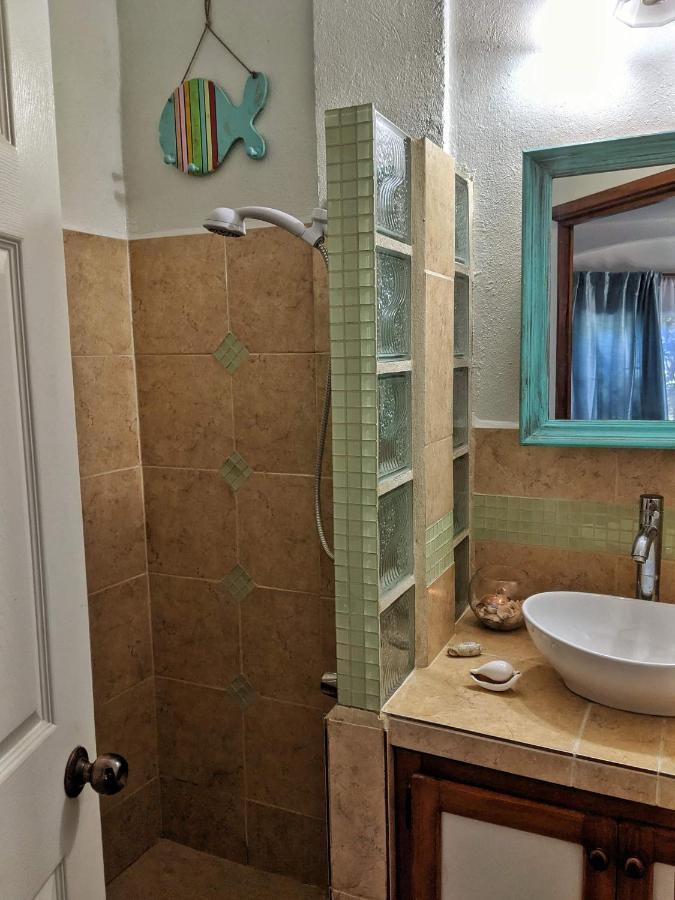 Seaside Inn Roatan Уест Бей Екстериор снимка