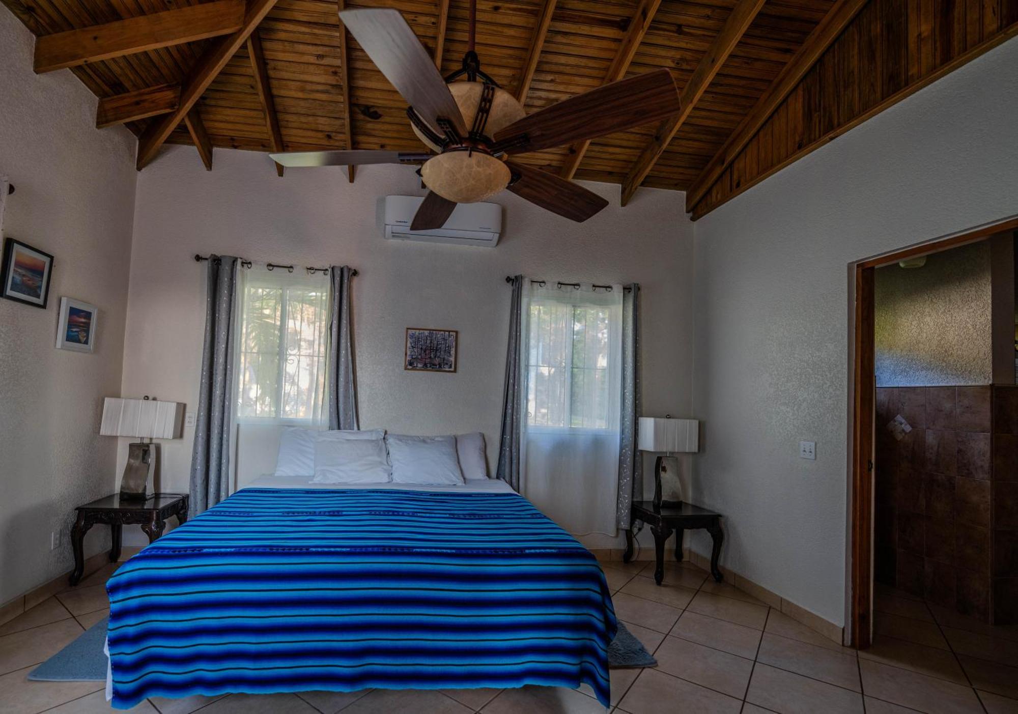 Seaside Inn Roatan Уест Бей Екстериор снимка
