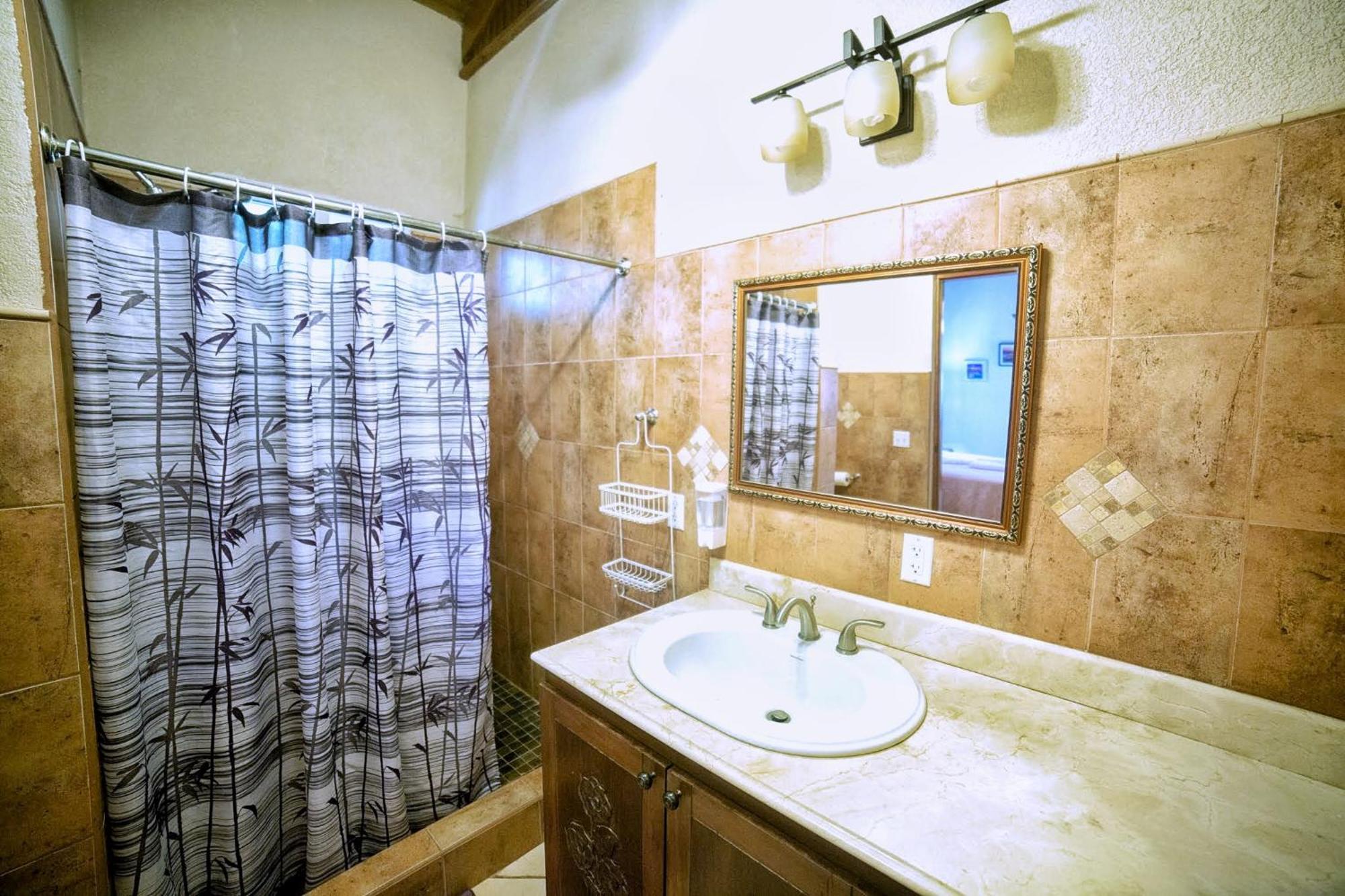 Seaside Inn Roatan Уест Бей Екстериор снимка